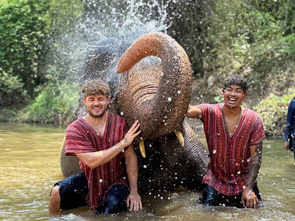 Mae Rim Elephant Home Elephant Care：參加者與大象在河中互動
